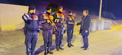 Kaymakamımız Sayın İlhan KAYAŞ' tan Güvenlik Güçlerimize ve Sağlık Çalışanlarımıza Yeni Yıl Ziyareti 